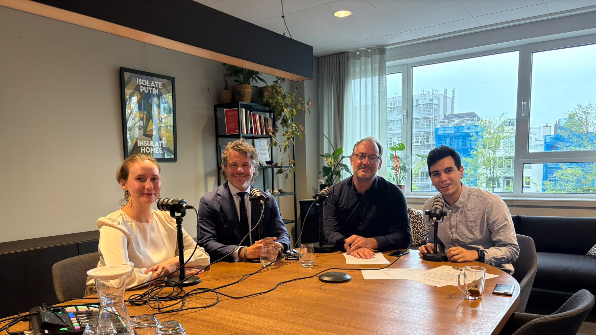 Van links naar rechts de Amsterdamse woonwethouder Zita Pels, ontwikkelaar Maarten de Gruyter en Vastgoedmarkt-redacteuren Sander van der Ploeg en Davy Lo.