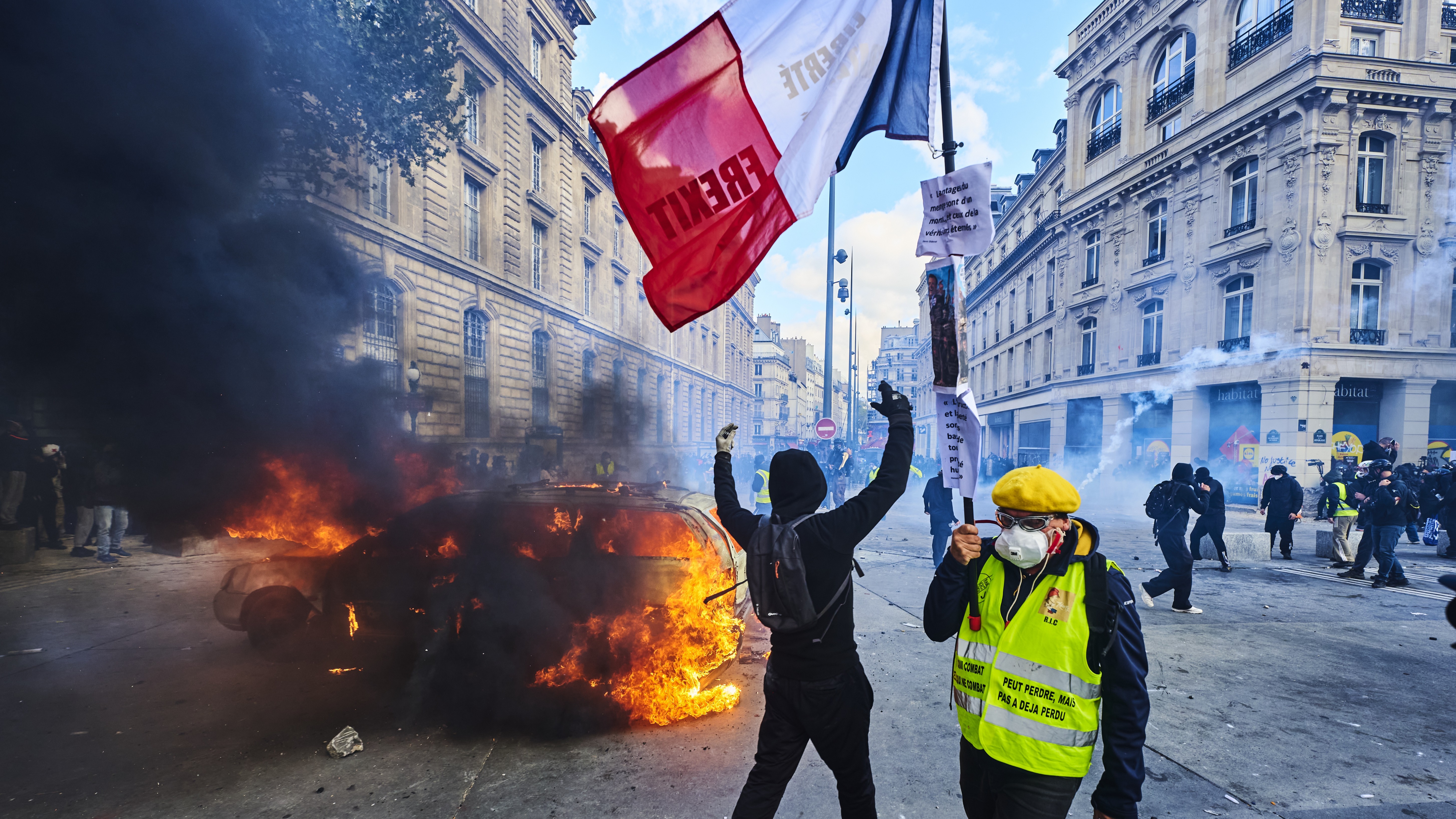 Chaos in Parijs met brandstichtingen, plunderingen en rellen. Foto: Nico Garstman / ANP