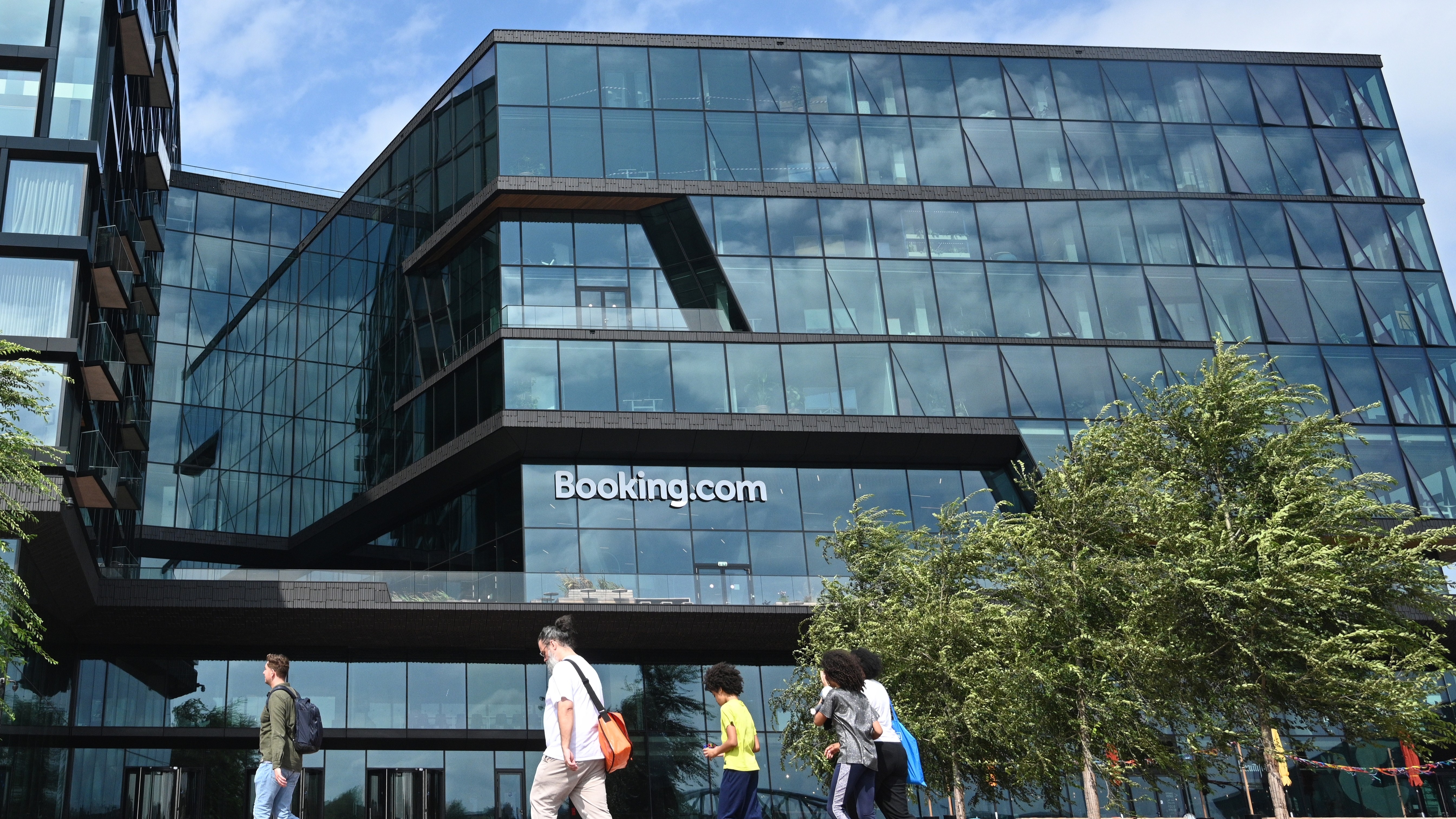 Het hoofdkantoor van Booking.com aan het Oosterdok in Amsterdam. Foto: Bumble Dee / Shutterstock.com
