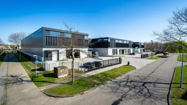 Hitachi Rail en Picnic huren bedrijfsruimtes in Almere