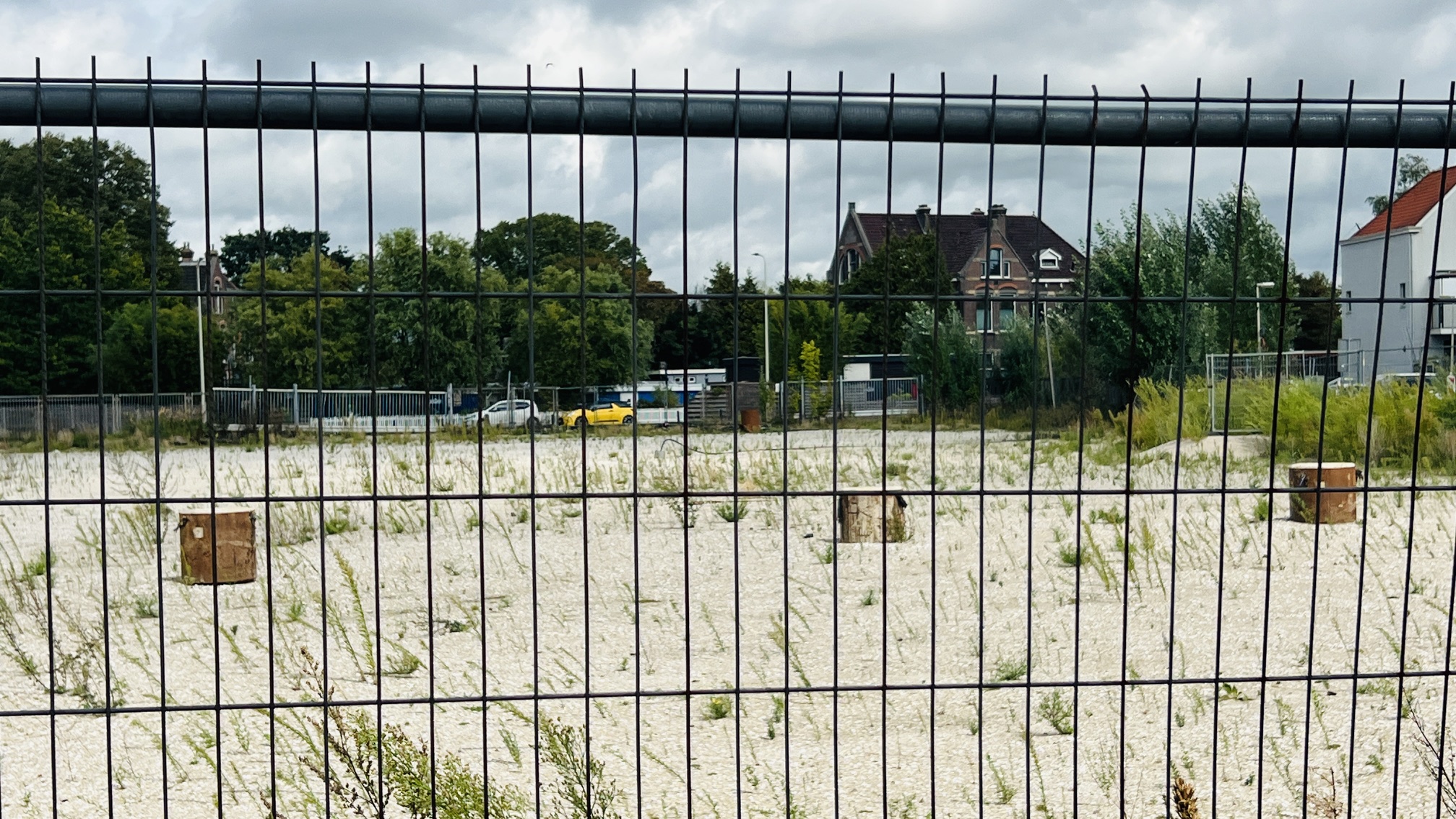 Het terrein waar The Grace moet komen ligt er momenteel verlaten bij. Foto: Erik de Boer