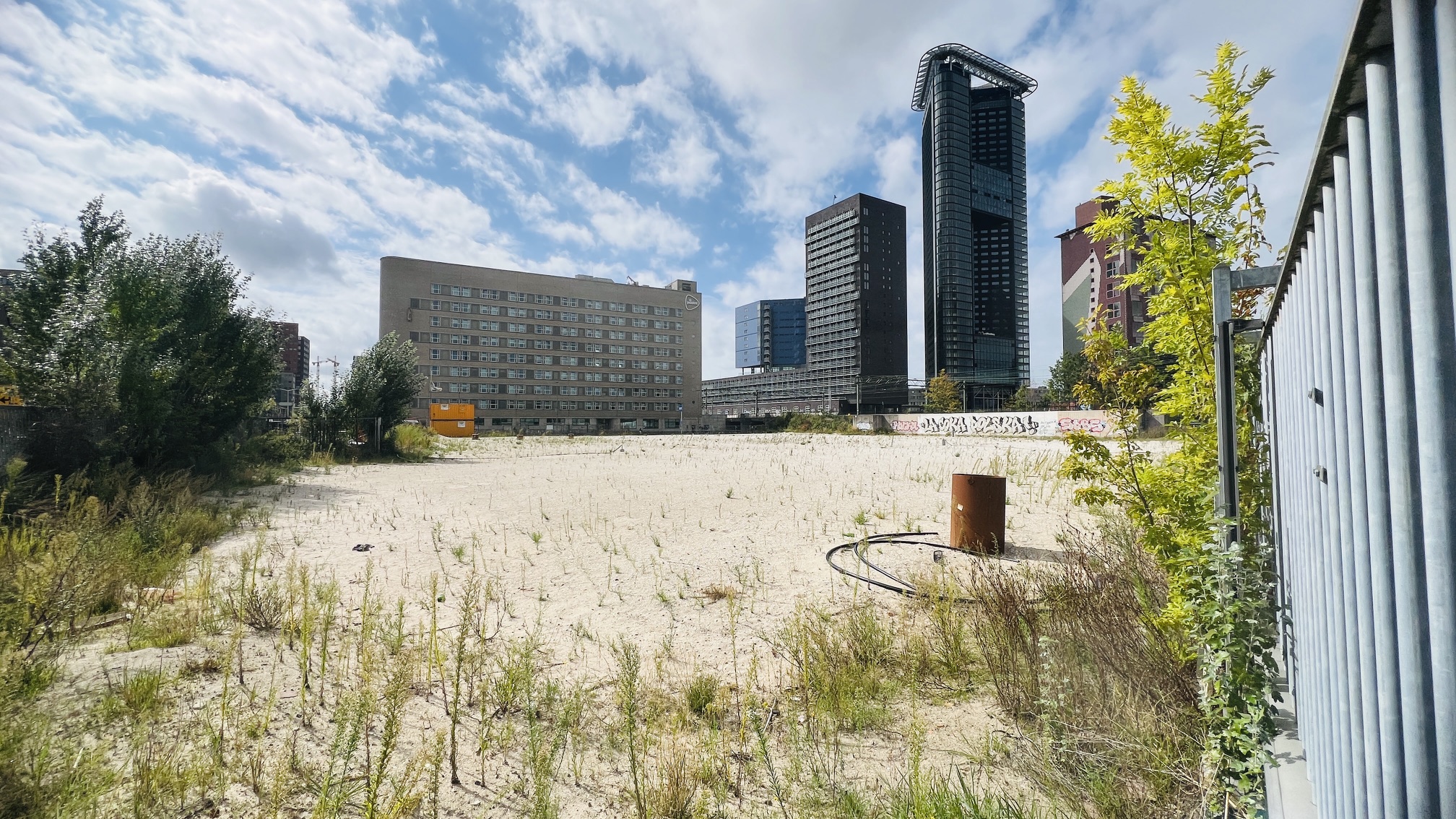 Het terrein waar The Grace moet komen ligt er momenteel verlaten bij. Foto: Erik de Boer